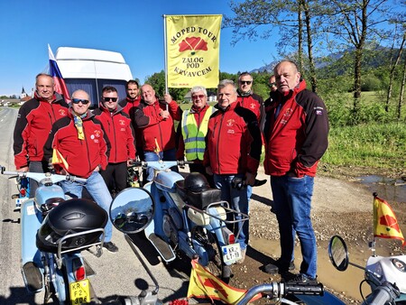 Mopedisti Moped toura iz Zaloga so redni udeleženci paradne vožnje že več let